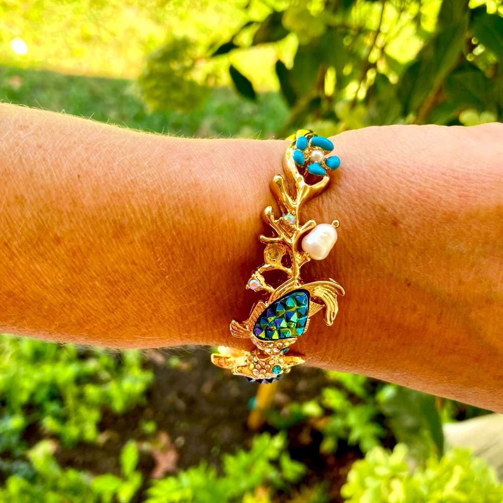 Betsy Johnson kissy fish gold turquoise pearl pave mermaid bracelet bangle 🧜‍♀️